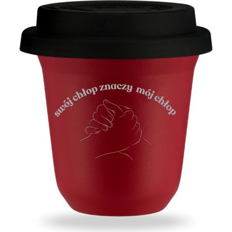 Taza roja de 80 ml con la inscripción "Tu hombre significa mi hombre" y tapa negra.