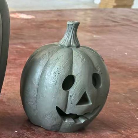 Handgefertigte Kürbislampe aus Terrakotta-Kunstharz mit Kerze – grauer, C-förmiger Kürbis, 15 cm hoch