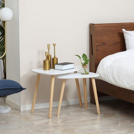 Zweiteiliges Set aus ineinander schiebbaren Couchtischen im skandinavischen Design mit Holzbeinen und Holzplatte, weiß