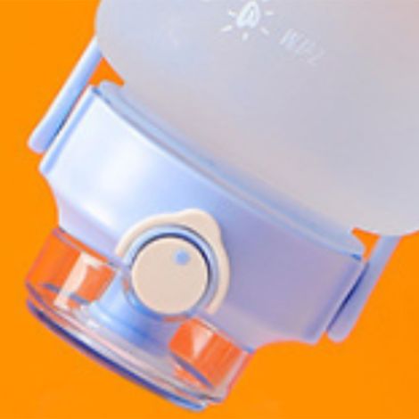Set aus zwei Strohhalm-Trinkflaschen, auslaufsicher, mattierter Farbverlauf, tragbare Sport-Trinkflaschen mit Skala, jeweiliges Fassungsvermögen von 2000 ml und 800 ml, blauer Farbverlauf. (1/5)