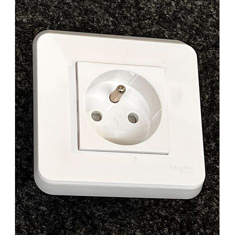 Prise 2P+T 16A FR traversante blanc bornes auto encastré kit complet avec support et plaque de finition UNICA PRO (1/5)