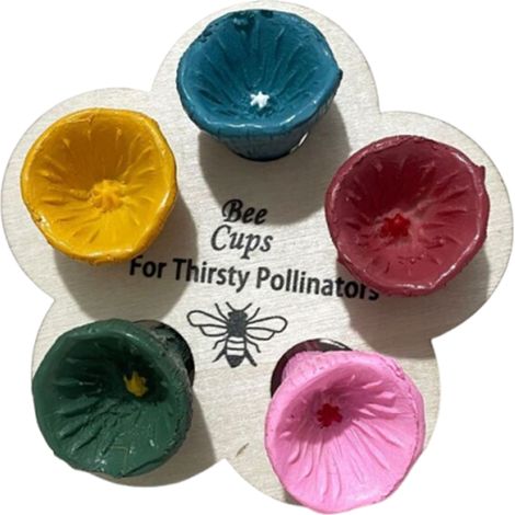 Bienentränke. Blumenförmiger Wasserspender in 5 Farben. Insektenfutterstelle. Gartendekoration für den Außenbereich. (1/5)