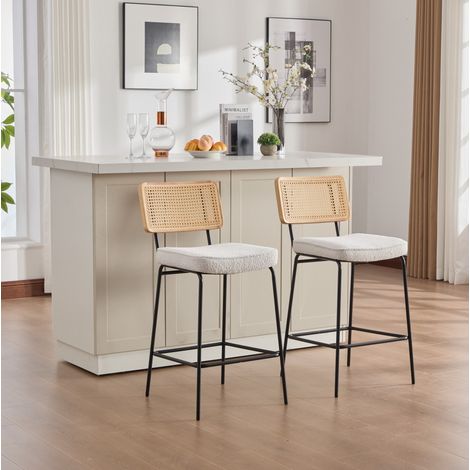 Tabouret de bar en chenille ivoire avec structure en métal laqué et dossier en bois effet rotin sans accoudoirs (1/5)