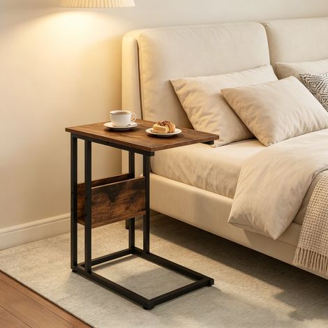 Table d'Appoint en C pour Canapé et Lit - Bout de Canapé Industriel en Bois et Métal avec Porte-Revues Intégré, Table Basse et Support Ordinateur Portable - 55x36x59,5cm - Noyer (1/2)