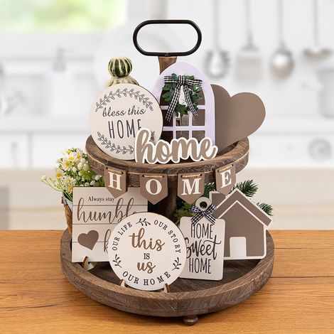 Un juego de 12 bandejas decorativas de madera de estilo rústico.