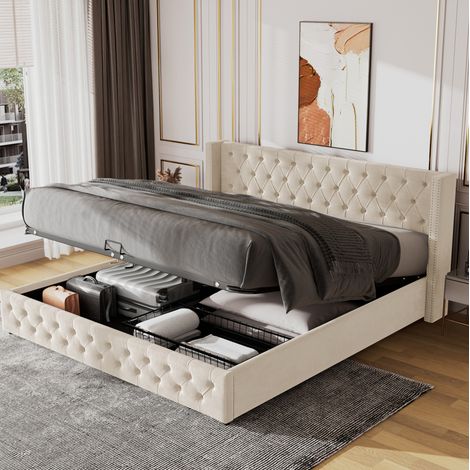 Lit double Chesterfield 180x200 cm en velours beige avec tête de lit haute capitonnée et coffre hydraulique (1/5)