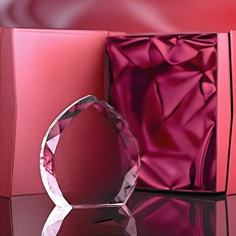 Statuette en cristal à graver, avec un étui décoratif inclus dans le prix. (1/5)