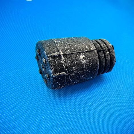 65822-2DM0A is a rubber bumper block for the front hood of Nissan Kicks P15Z, March, and Venucia R30. (1/4)
