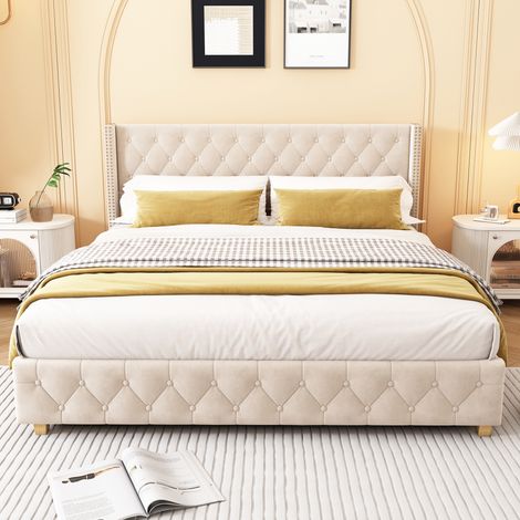 Lit capitonné 160x200 cm avec sommier à lattes intégré et tête de lit, velours beige clair, pieds en bois, clous décoratifs et boutons, ensemble complet (1/5)