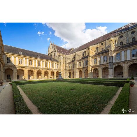 Tableau sur toile cour Abbaye Saint-Rémi de Reims 45x65 cm - Impression sur Toile Murale Décorative - Image imprimée en HD sur Toile - Toile sur Châssis en Bois FSC - Fabriqué en France (1/4)