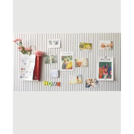Pannello decorativo in feltro, 60 x 40 cm, grigio chiaro, perforato, spessore 0,9 cm, pieghevole, con nastro adesivo per foto, ideale per pareti fotografiche nelle scuole. (1/5)