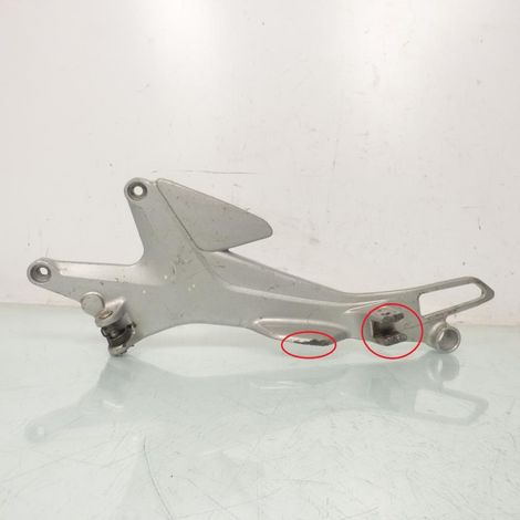 [PRODUIT D'OCCASION] Platine repose pied gauche pour Honda 500 CBF 2004 à 2007 (1/3)