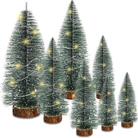 7-teiliges Weihnachtsdekorationsset, Mini-Sisal- und Kiefernbaumfiguren mit Lichtern und Holzsockel, ideal für die Feiertage und als Dekoration für Zuhause. – Crezuo