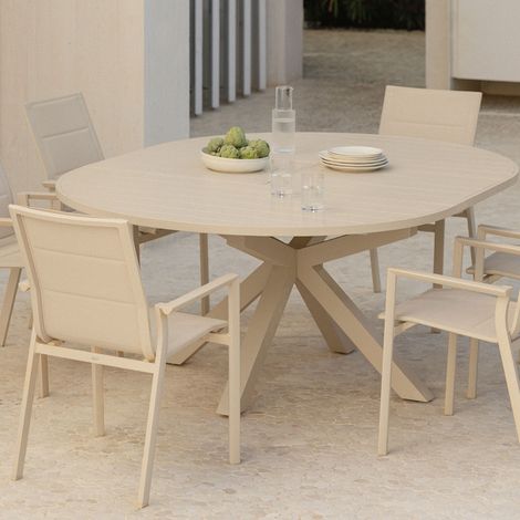 Ensemble de table ronde extensible Barces 145-200x145 cm et 6 chaises de jardin empilables en aluminium Karena avec accoudoirs SKLUM Tapioca Beige