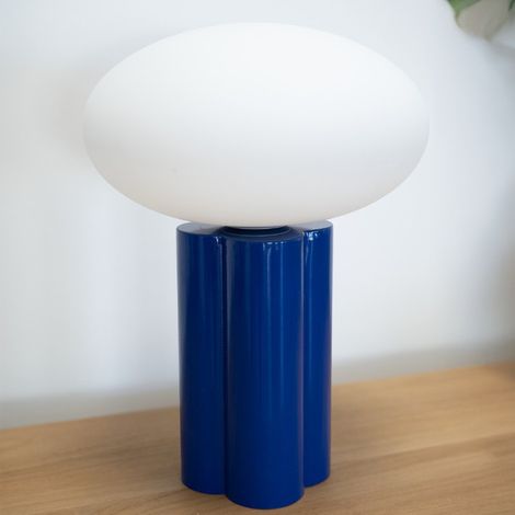 Lampe à poser métal bleu et verre opale Zig (1/4)