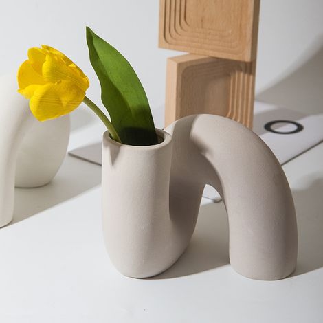 Vase - Céramique Blanche - Forme Torsadée Florale - Design Minimaliste Mat - Pour Bureau Salon Chambre - 18 x 13,5 x 5 cm (1/5)