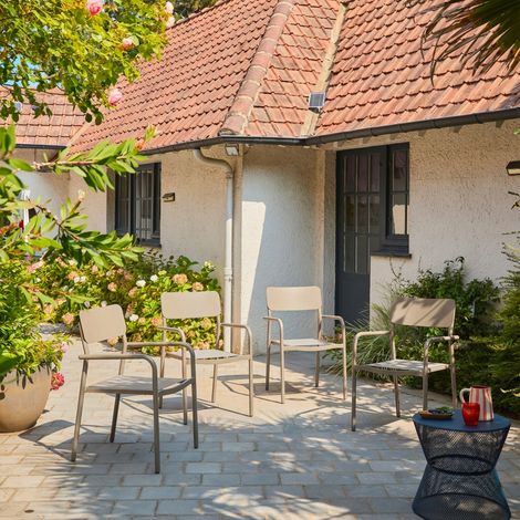 Lot de 4 fauteuils de jardin SAVANNAH empilables aluminium et textilene beige. 57.5 x 54 x 86 cm (1/5)