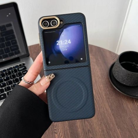 (Bleu, Galaxy Z Flip7 FE) Étui de téléphone de luxe ultra-fin en fibre de carbone avec bordure souple et chargement sans fil magnétique.