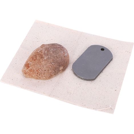 Mini kit d'allume-feu comprenant un grattoir à feu, une pierre à feu et un tissu de carbone, ainsi que des accessoires de survie en extérieur. (1/5)