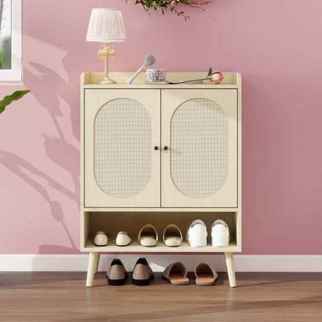 Meuble à chaussures à double porte aspect bois naturel, design en rotin tressé – avec étagère et étagère intermédiaire ouverte – idéal pour une entrée ou un couloir. Dimensions : 68 x 35 x 90 cm (1/5)