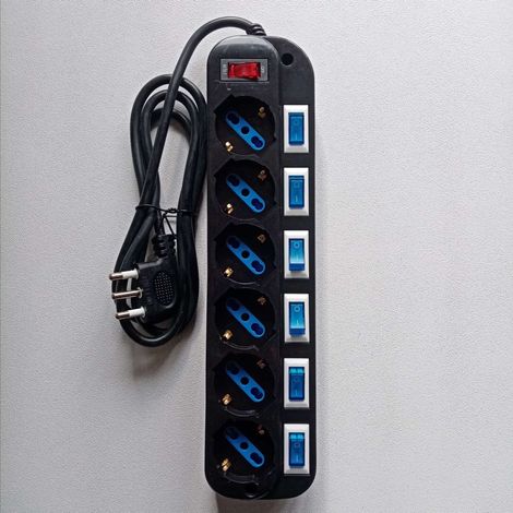 Multipresa nera da 6 posti universali con 7 interruttori cavo da 1,5mt (1/4)