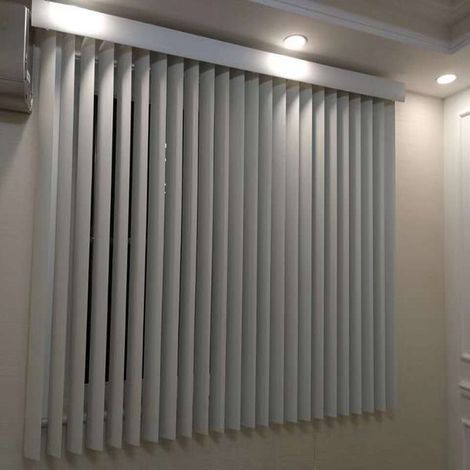 Vertikale Jalousien aus feuerhemmendem PVC, verschiebbare Verdunkelungswände über die gesamte Bodenlänge für Wohnzimmer, Balkone und Büros. (1/5)