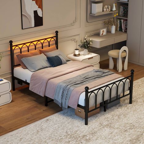 Lit 120x200 cm en métal noir avec tête et pied de lit vintage, LED et ports USB, cadre robuste avec rangement dessous, sans sommier (1/5)