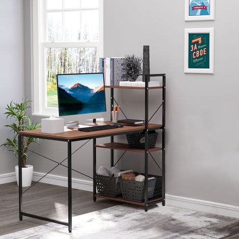 Scrivania angolare con vani contenitori dal design industriale, tra cui una libreria a 3 ripiani realizzata in truciolato effetto noce e metallo nero.