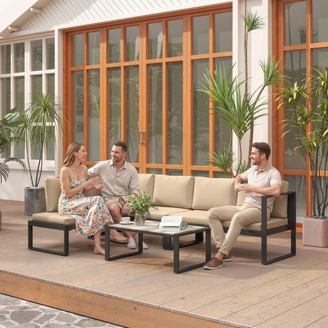 Ensemble de mobilier de jardin 4 pièces. comprenant un canapé. deux fauteuils deux places. une chaise sans accoudoirs et une table basse. pour balcon. couleur kaki.