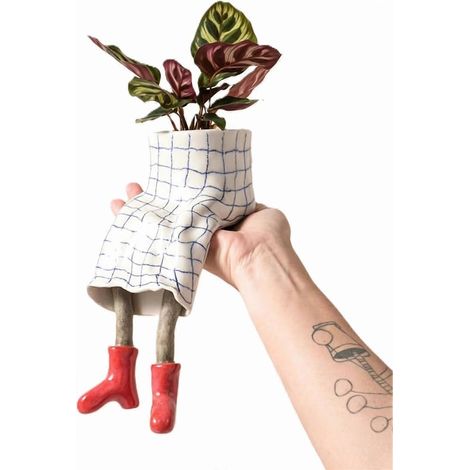 Pot de fleurs en résine en forme de personnage assis design joli avec jambes pendantes format A6 (1/5)
