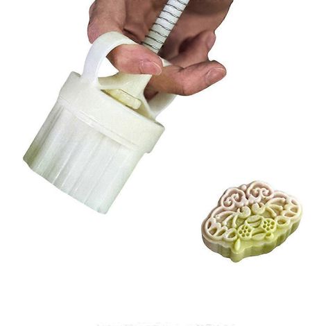Moules pratiques pour confectionner des en-cas aux haricots verts et de magnifiques emporte-pièces pour la réalisation de pâtisseries.