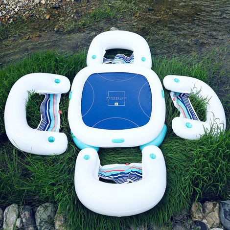 Ensemble Table et Fauteuils Gonflables pour Piscine, Table Flottante avec 4 Sièges d'Extérieur, Mobilier Aquatique de Jardin, Salon de Détente Été, Dimensions Table 133 cm et Fauteuils 122x83 cm (1/3)