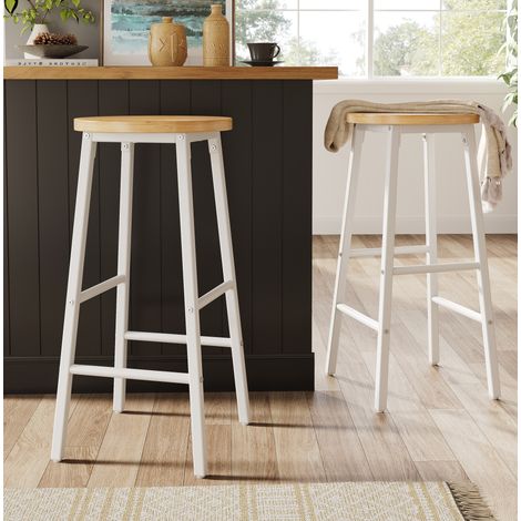 Lot de 2 tabourets de bar 63 cm avec assise effet bois, MDF et métal blanc, pieds réglables (1/5)