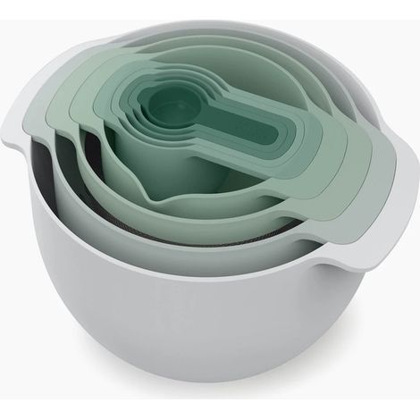 Nest™ 9 Plus Editions (Sage) de de Joseph Joseph 9 pezzi impilabili con ciotole, colino, scolapasta de maglia fine e misurini. (1/5)