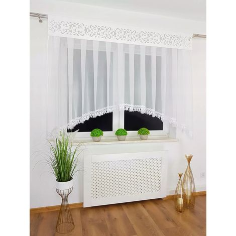 Un'elegante tenda moderna con pannello e pizzo guipure decorato con petali di voile. (1/5)