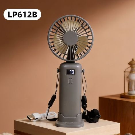 Dieser graue, tragbare, wiederaufladbare Ventilator verfügt über ein LED-Display, eine integrierte Handyhalterung und fünf Geschwindigkeitsstufen und eignet sich daher sowohl für den Einsatz im Büro a
