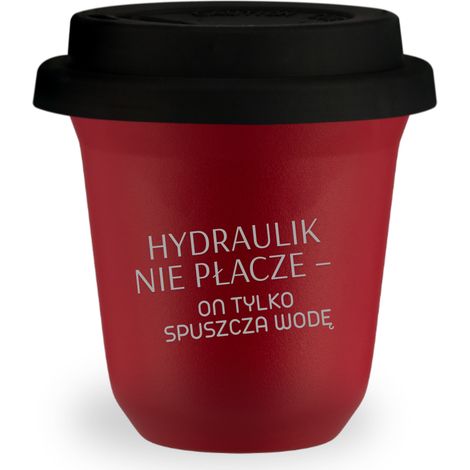 Taza roja de 150 ml con la frase "Los fontaneros no lloran, solo tiran de la cadena" y tapa negra.
