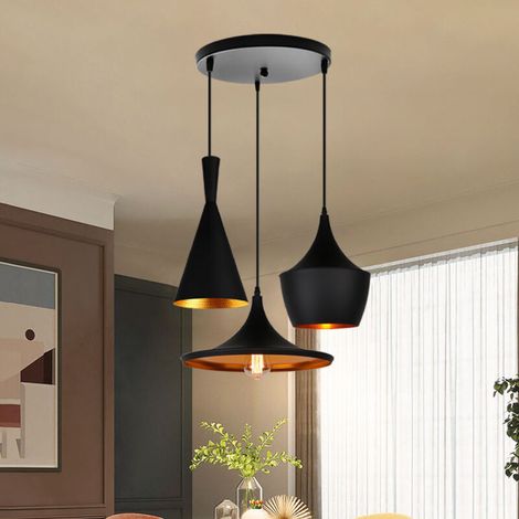 Lustre moderne à trois lampes en forme de disque noir, idéal pour l'éclairage décoratif des hôtels, restaurants et cafés. (1/5)