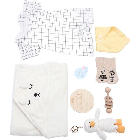 Panier-cadeau pour baby shower comprenant vêtements, poupée mignonne, hochet en bois, bavoirs rigolos, chaussettes, carte de vœux, coffret cadeau pour nouveau-né blanc (1/5)