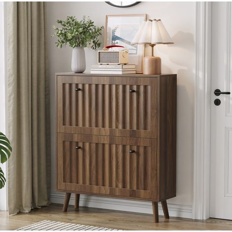 Meuble à chaussures étroit en bois foncé, 2 compartiments basculants à rangement modulable, niche ouverte, poignées noires et protection anti-basculement pour l’entrée – CHICFURN (1/5)
