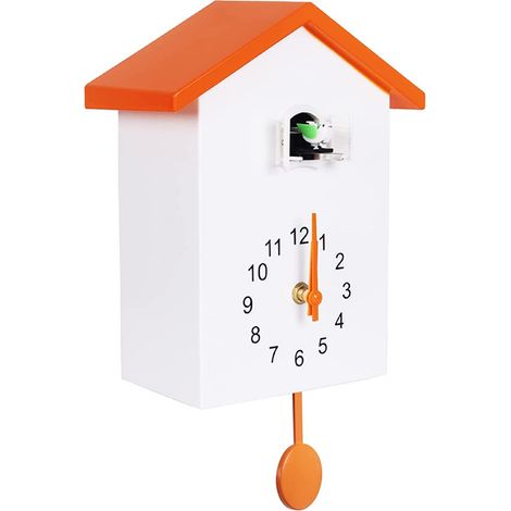 Une horloge murale de style nordique représente un coucou qui sort par la fenêtre pour donner l'heure. (1/5)