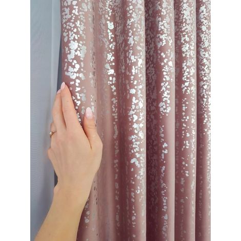Tenda di velluto rosa antico decorata con pioggia argentata (1/5)