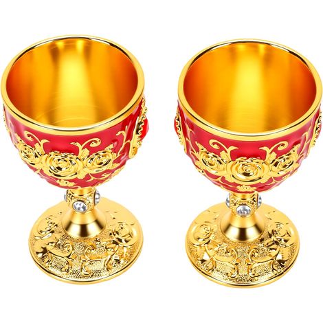 Lot de 2 gobelets dorés et rouges à motif floral rétro en relief, style médiéval, pour une décoration de fête ou un anniversaire de mariage. (1/5)