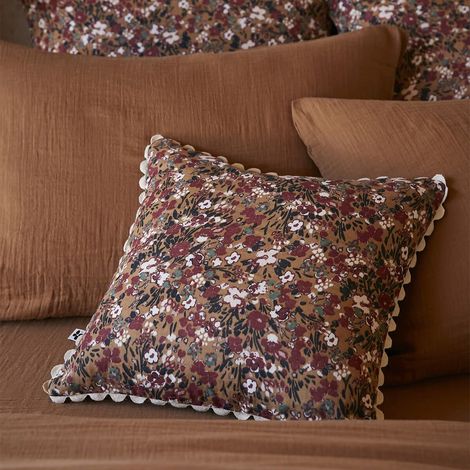 ADONIS - Coussin Déhoussable 40x40cm Gaze de Coton Brun Imprimé Fleur Biais en Croché (1/3)