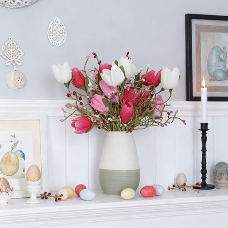 Cet arrangement d'œufs de Pâques à 6 tiges avec des œufs à pois et des baies pour la composition florale
