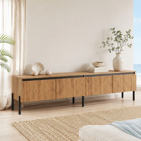 Mueble TV bajo 180x35x43 cm con 4 puertas onduladas, almacenaje cerrado y patas de metal, natural (1/5)