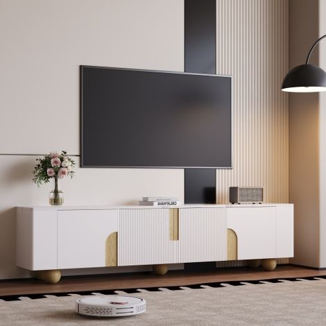 Meuble TV blanc — Un modèle à quatre portes à la silhouette élégante, présentant une finition effet marbre et des pieds sphériques en bois.