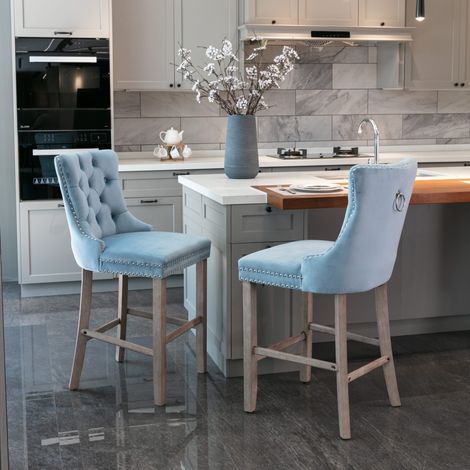 Set di 2 sgabelli da bar - 60x50x103 cm - gambe in legno e finiture con borchie cromate - stile casual - in velluto - azzurro