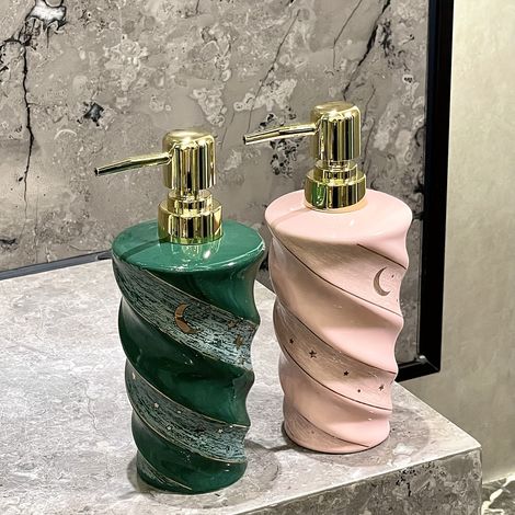Moderner und rustikaler Keramik-Seifenspender, geeignet für Bad und Küche, erhältlich in Grün, Rosa und mit Sternenstreifen. – AquaForge (1/4)