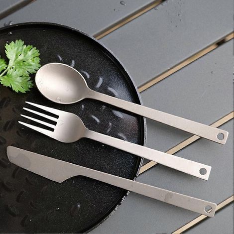 Ensemble de 3 couverts de camping en titane biocompatible et hypoallergénique : cuillère, fourchette, couteau. (1/5)
